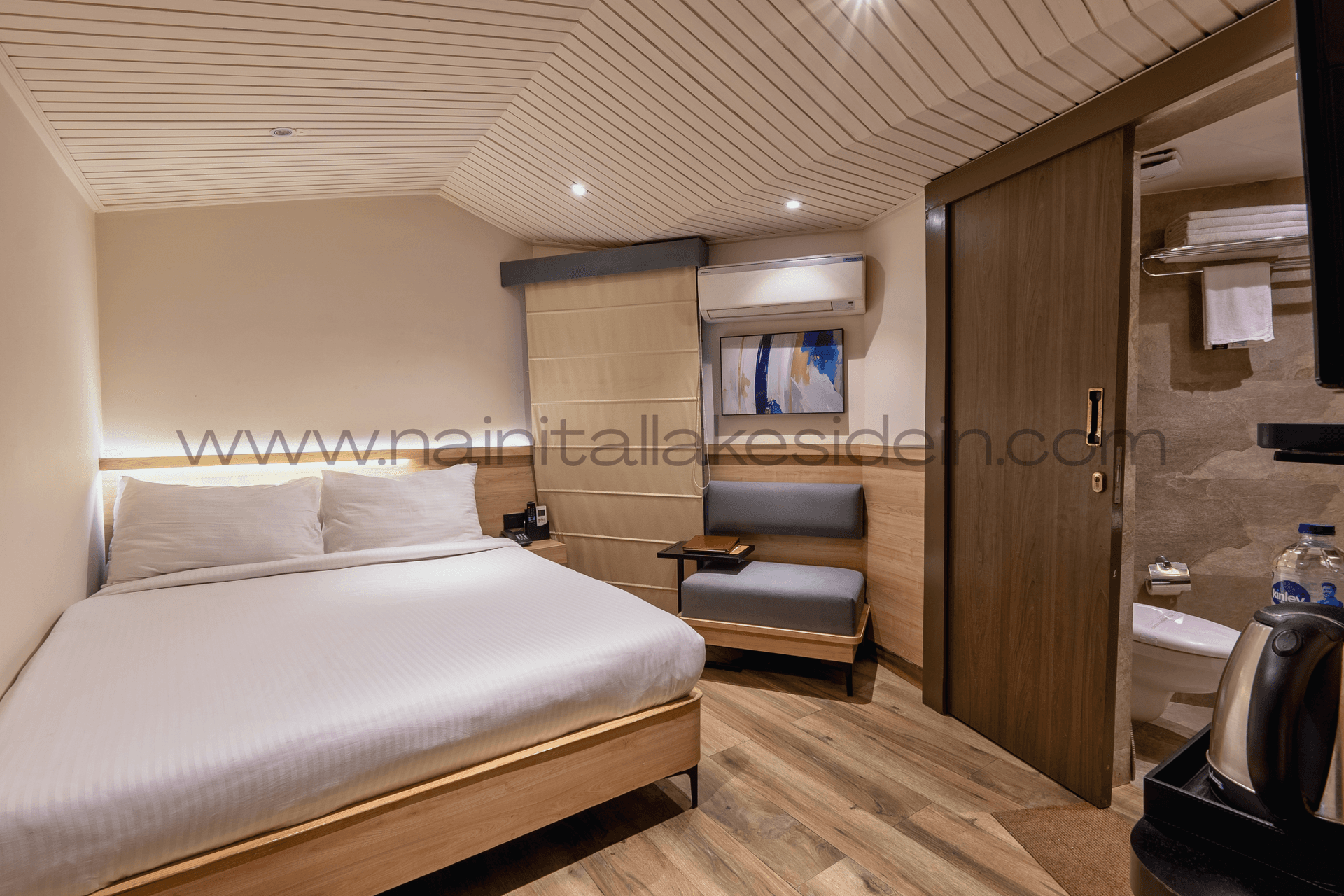 Luxurious Acacia Room, LakeSide Inn