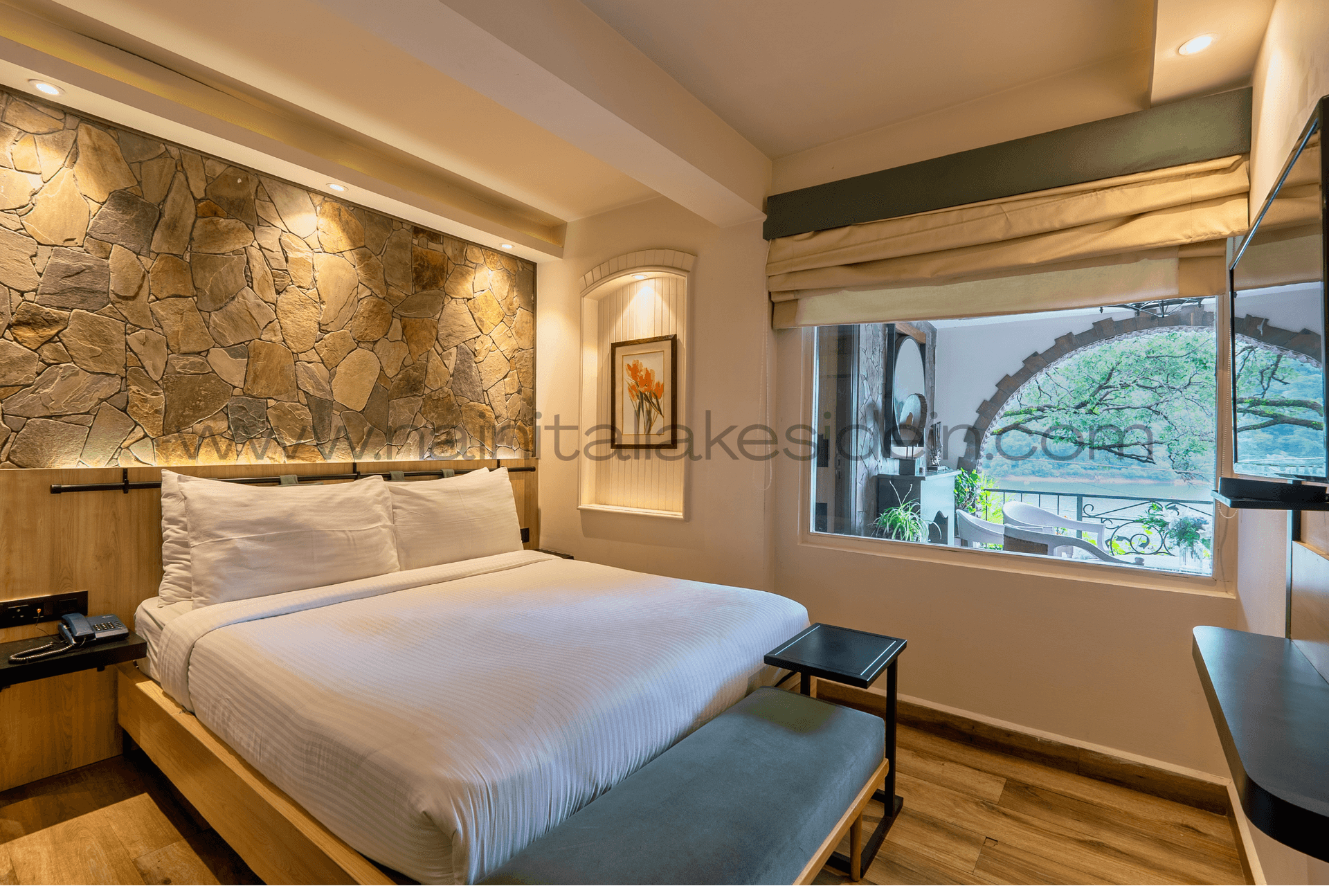 Spacious Oak Room at LakeSide Inn